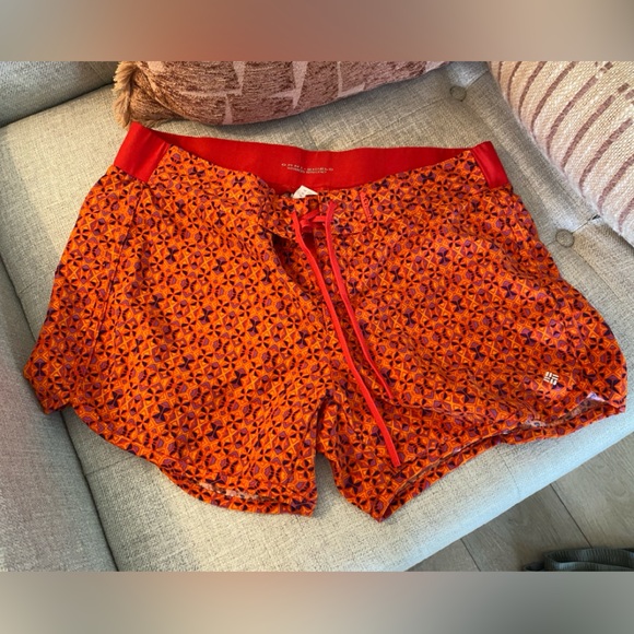 Stylish Columbia Red Orange Patterned Women's Shorts - Picture 1 of 2
